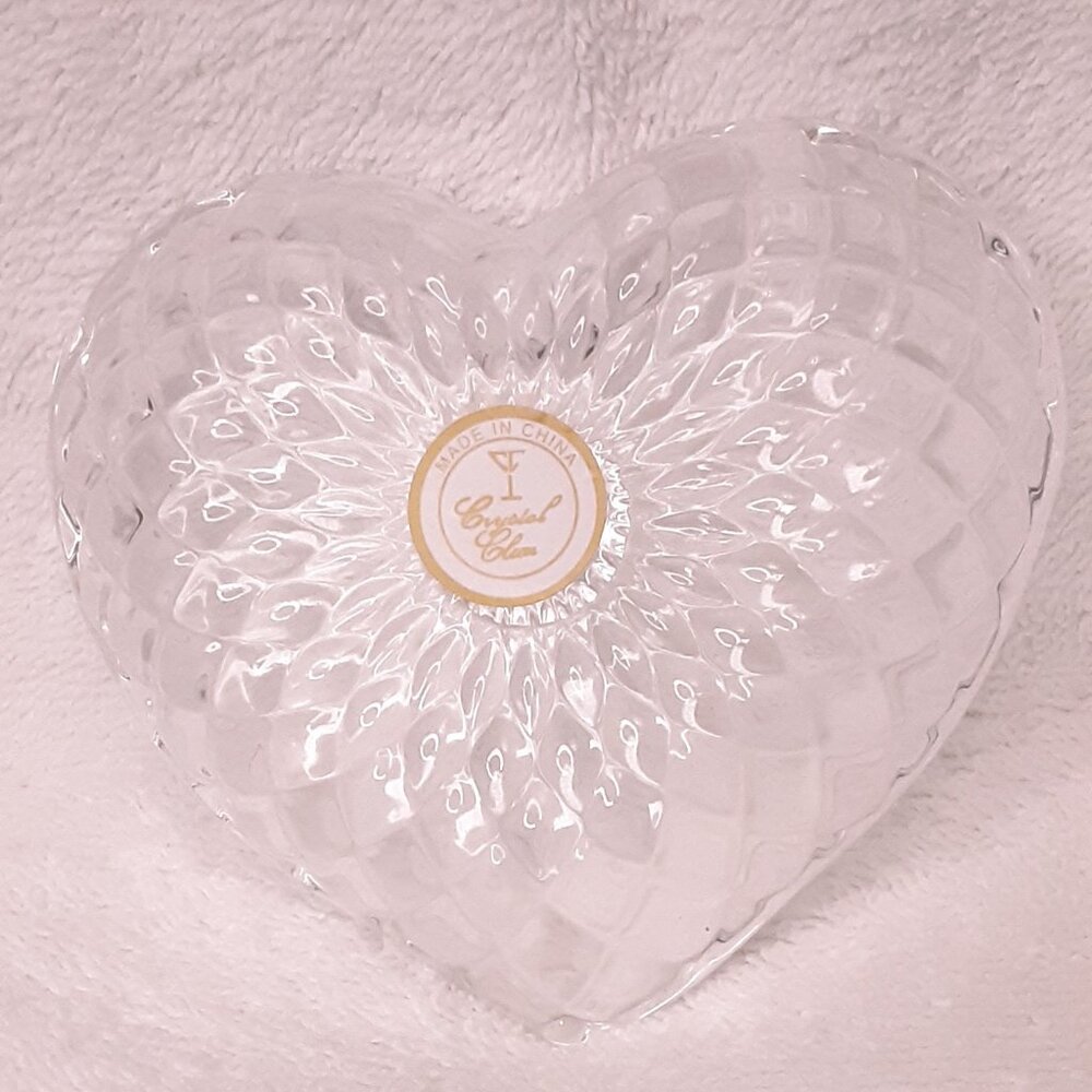 HOST PICK!! NEW Heart-shaped clear glass ring holder - Picture 3 of 8